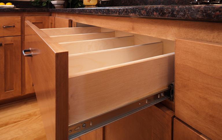 drewniane szuflady w kuchni